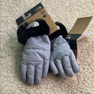 The North Face Mossbud Swirl Silver Gloves with Black Fur Trim, size small, NWT